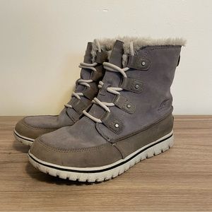Sorel Cozy Joan short winter boots women’s size 8 grey shearling white lug sole